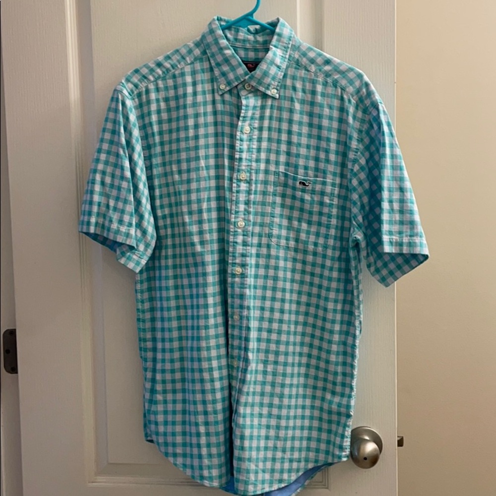 Men’s Vineyard Vines shirt sleeve button down.